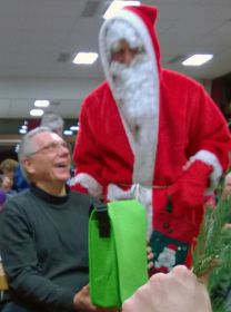 2014-12-13_vkmb-h_Saal_Nikolaus_Verteilung_Geschenke_stv.Vorsitzender2_WEB.jpg